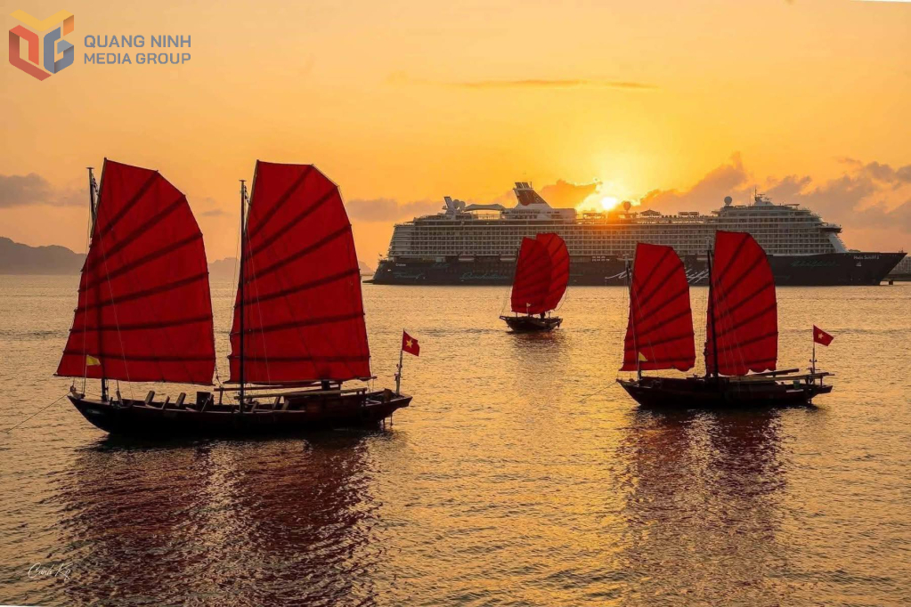 Ánh hoàng hôn buông xuống, cánh buồm đỏ hòa cùng sắc trời tạo nên bức tranh thiên nhiên đậm chất thơ giữa lòng di sản.