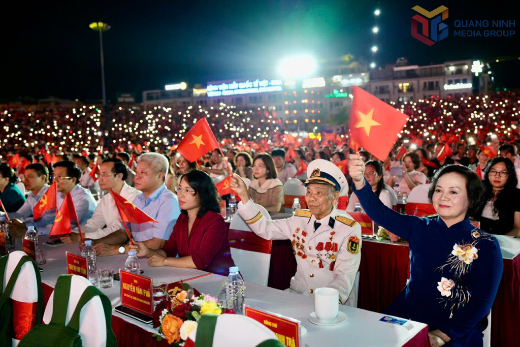 Các đại biểu Trung ương, tỉnh Quảng Ninh cùng đông đảo nhân dân hòa mình vào những giai điệu hào hùng, lắng đọng của chương trình nghệ thuật đặc biệt 