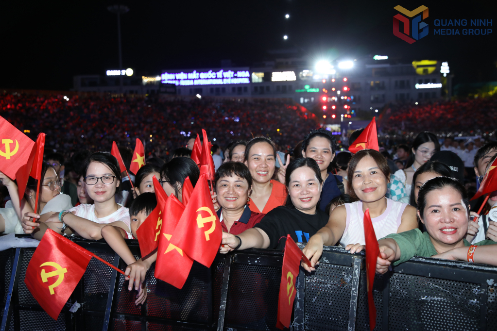 Với người dân Quảng Ninh, mỗi tiết mục là lời nhắc nhở về giá trị của hòa bình, khơi dậy niềm tự hào dân tộc và lòng biết ơn sâu sắc đối với những anh hùng liệt sĩ.