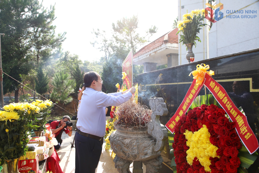 Đồng chí Quản Minh Cường, Ủy viên Trung ương Đảng, Bí thư Tỉnh ủy, Trưởng Đoàn ĐBQH tỉnh dâng hương tưởng niệm các Anh hùng liệt sĩ.