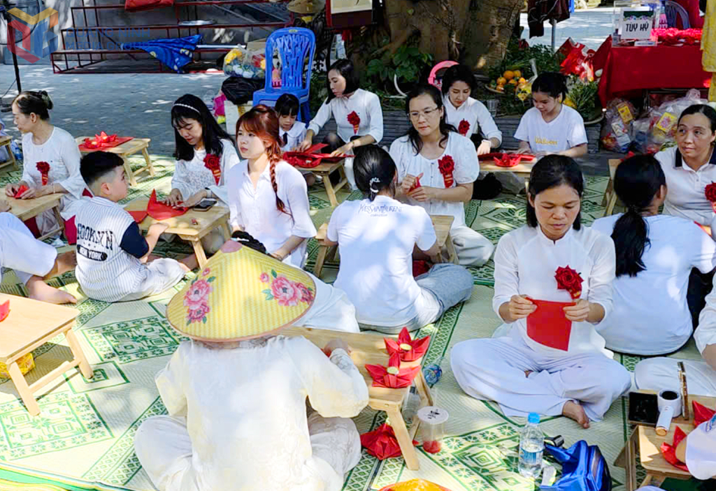 Du khách tham gia trải nghiệm làm nến sáp, hoa đăng.