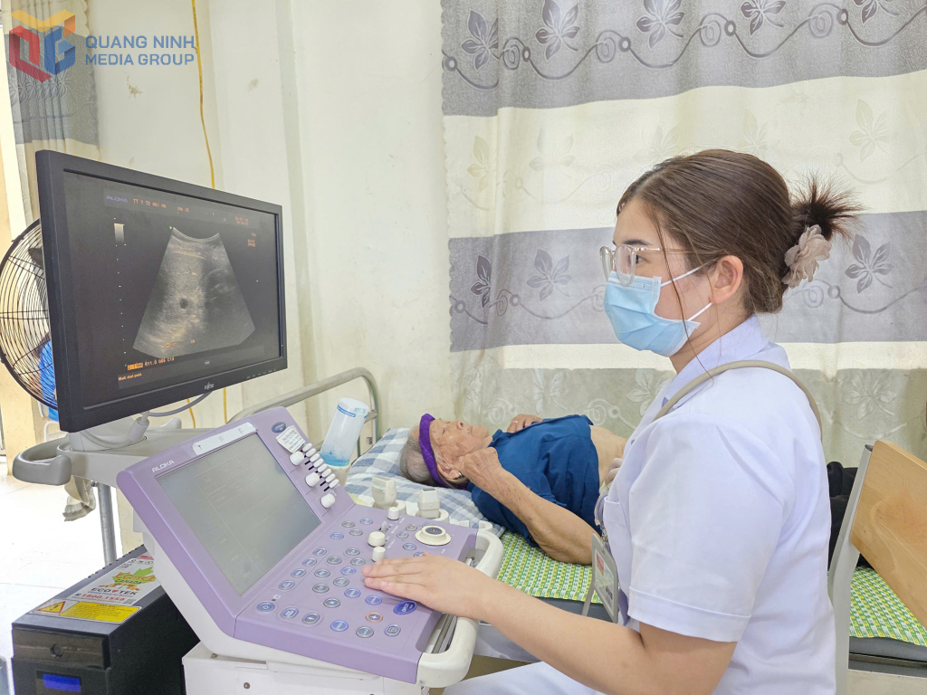 Bác sĩ Bệnh viện Đa khoa khu vực Móng Cái - cơ sở 2 siêu âm sàng lọc sức khỏe cho người dân tại điểm trường Quảng Văn (Trường TH&THCS Quảng Phong).