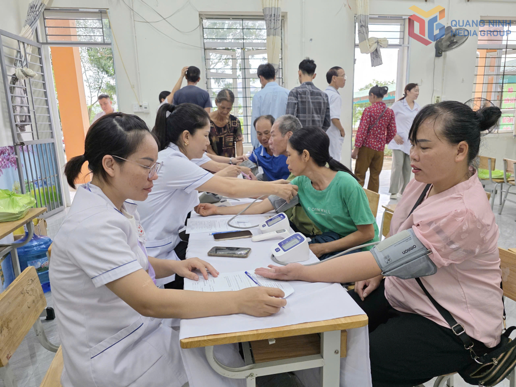 Nhân viên y tế Trạm Y tế xã Quảng Hà đang đo huyết áp, sàng lọc sức khỏe cho người dân thôn Quảng Văn, xã Quảng Hà.