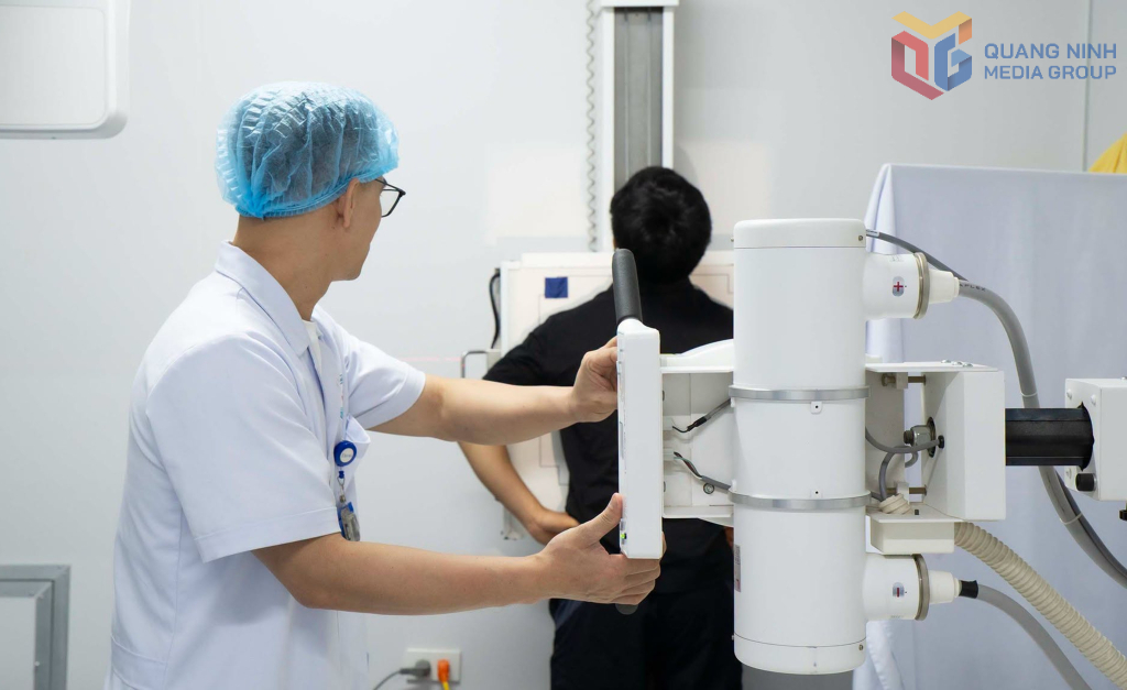 Bệnh viện Đa khoa khu vực Vân Đồn thực hiện chụp X-quang cho người dân, góp phần phát hiện sớm các bệnh lý.