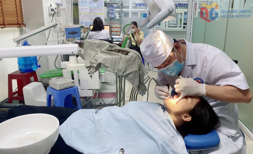 Người dân xã Tiên Yên sàng lọc bệnh lý về răng miệng tại Bệnh viện Đa khoa khu vực Tiên Yên - cơ sở 1.