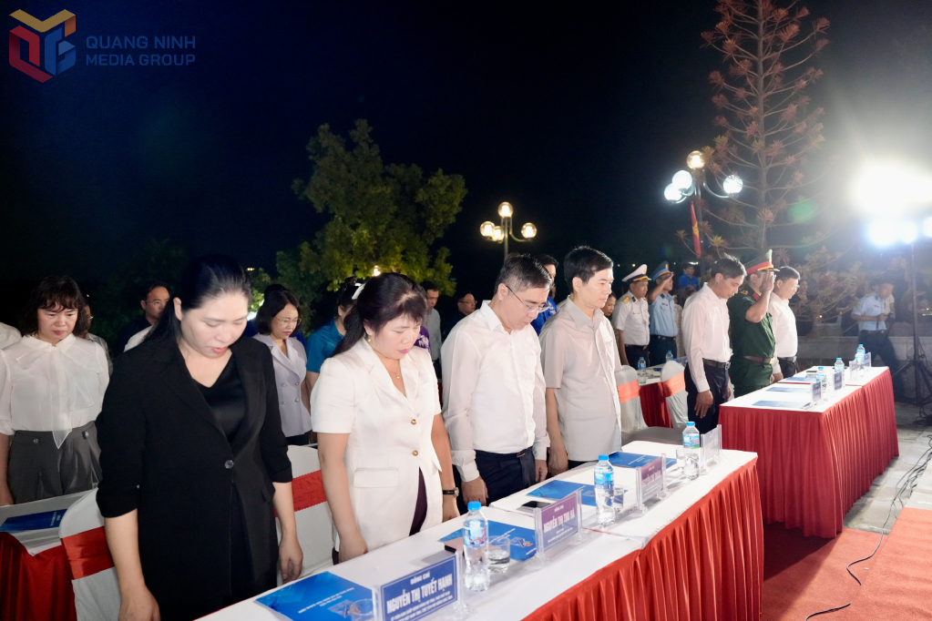 Các đại biểu dành một phút mặc niệm, tưởng nhớ công lao to lớn của các Anh hùng liệt sĩ đã anh dũng hy sinh vì độc lập, tự do của Tổ quốc.