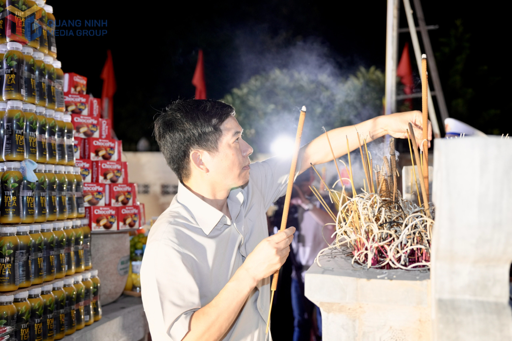 Đồng chí Vũ Quyết Tiến, Phó Bí thư Tỉnh ủy, Chủ tịch Ủy ban MTTQ tỉnh dâng hương tại Nghĩa trang Liệt sĩ phường Hà Tu.