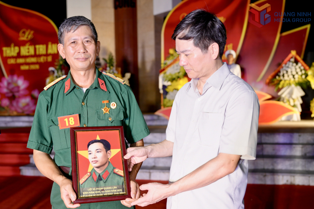 Đồng chí Vũ Quyết Tiến, Phó Bí thư Tỉnh ủy, Chủ tịch Ủy ban MTTQ tỉnh trao tặng&nbsp;bức ảnh chân dung liệt sĩ được phục dựng tới thân nhân các gia đình liệt sĩ.