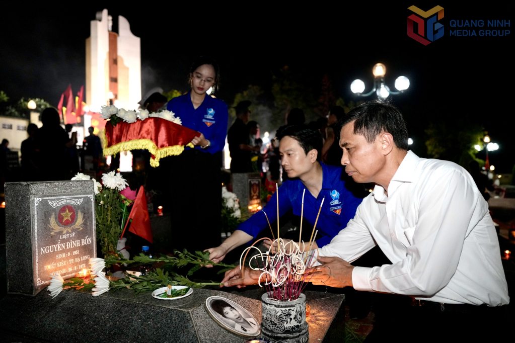 Các đồng chí lãnh đạo UBND tỉnh, Tỉnh Đoàn thắp nến tri ân tại các phần mộ liệt sĩ.