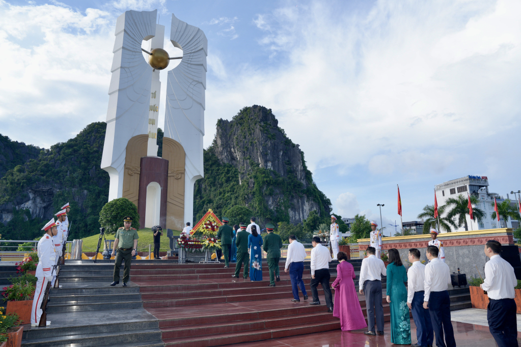 Đại biểu dâng hương tại Đài tưởng niệm các Anh hùng liệt sĩ.