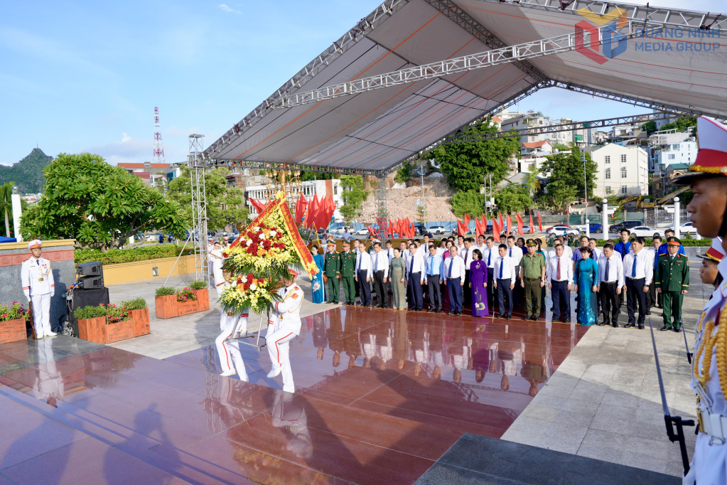 Đoàn đại biểu tỉnh Quảng Ninh dâng hương tưởng niệm các Anh hùng liệt sĩ và đồng chí Vũ Văn Hiếu