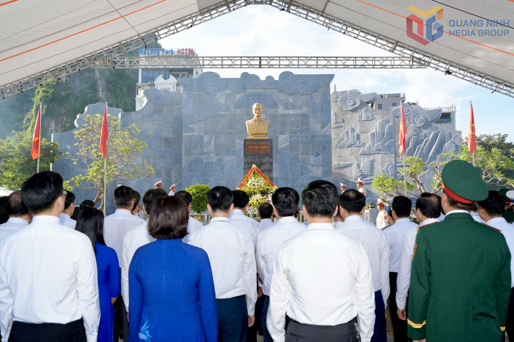 Đại biểu dâng hương tại Tượng đài đồng chí Vũ Văn Hiếu, Bí thư Đặc khu ủy đầu tiên Khu mỏ Quảng Ninh.