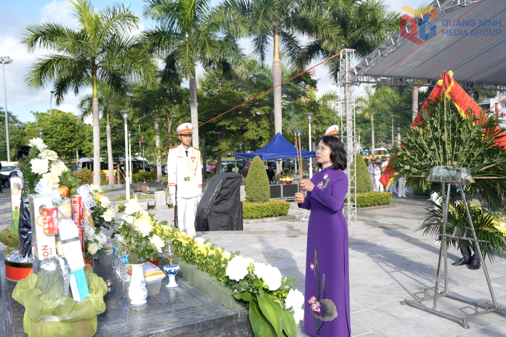 Đồng chí Trịnh Thị Minh Thanh, Phó Bí thư Thường trực Tỉnh ủy, Chủ tịch HĐND tỉnh, dâng hương tưởng nhớ đồng chí Vũ Văn Hiếu, Bí thư Đặc khu ủy đầu tiên Khu mỏ Quảng Ninh.