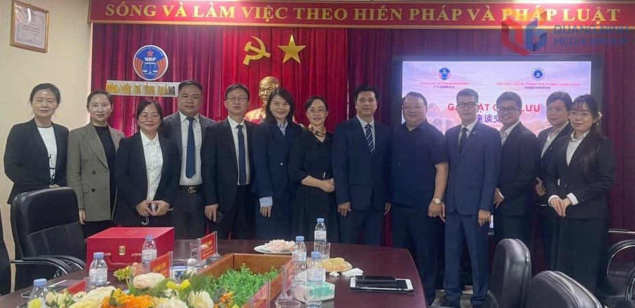 Đoàn Luật sư Quảng Ninh chụp ảnh lưu niệm với Đoàn đại biểu Hiệp hội Luật sư thành phố Phòng Thành Cảng tại buổi làm việc, ngày 14/3/2026. Ảnh: Đoàn Luật sư Quảng Ninh cung cấp