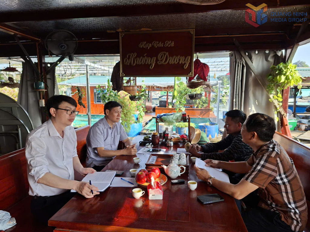 Đoàn công tác của Liên minh HTX tỉnh trò chuyện, lấy ý kiến của HTX Thương mại và Xuất nhập khẩu Hướng Dương về việc xây dựng một Làng HTX nuôi biển hiện đại kiểu mẫu.