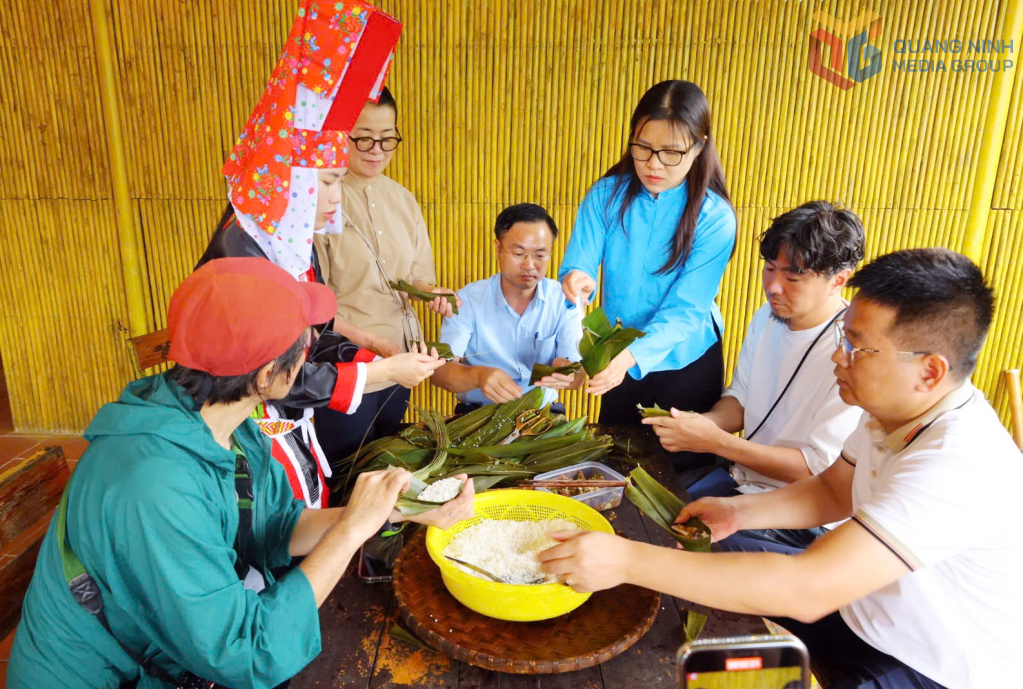 Du khách trải nghiệm tại xã Hoành Mô làm bánh chưng ngày Tết của người Dao.