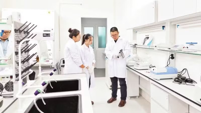 Trao đổi trong hoạt động nghiên cứu, thực hành của cán bộ, sinh viên Đại học Quốc gia Hà Nội. (Ảnh: DIỆP NGỌC)