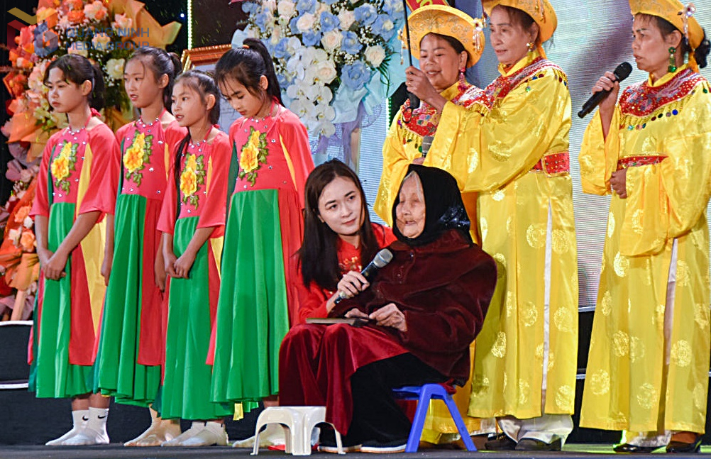Nghệ nhân Nhân dân Đặng Thị Tự (xã Đầm Hà) trình diễn hát nhà tơ - di sản văn hóa phi vật thể quốc gia tại Lễ đón nhận Đầm Hà đạt chuẩn nông thôn mới nâng cao, tháng 2/2024. Ảnh: Địa phương cung cấp.