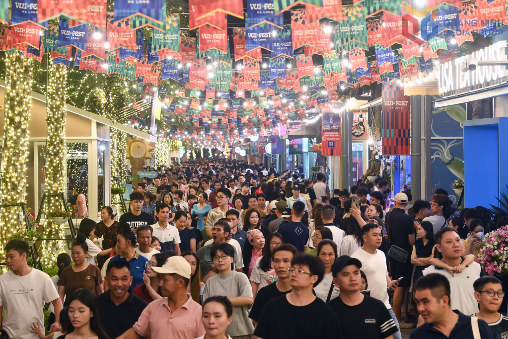 Chợ đêm VUI-Fest Ha Long là một trong những sản phẩm du lịch đêm được người dân và du khách ưa thích.