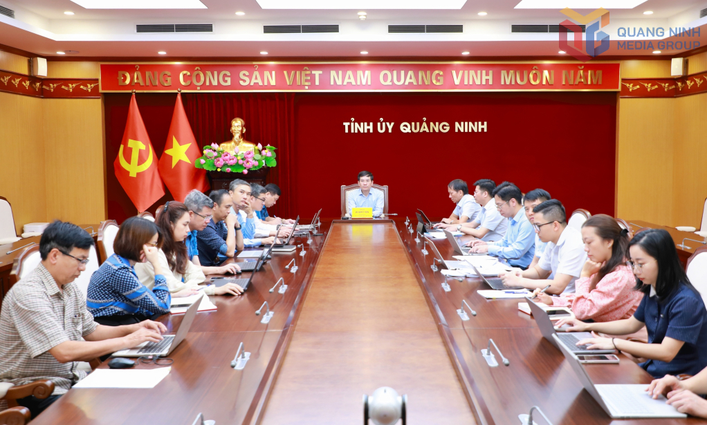 Đồng chí Vũ Quyết Tiến, Phó Bí thư Tỉnh uỷ, Chủ tịch Uỷ ban MTTQ tỉnh Quảng Ninh, cùng lãnh đạo, cán bộ Ban Tổ chức Tỉnh ủy và các đại biểu liên quan dự hội nghị tại điểm cầu Tỉnh uỷ Quảng Ninh.
