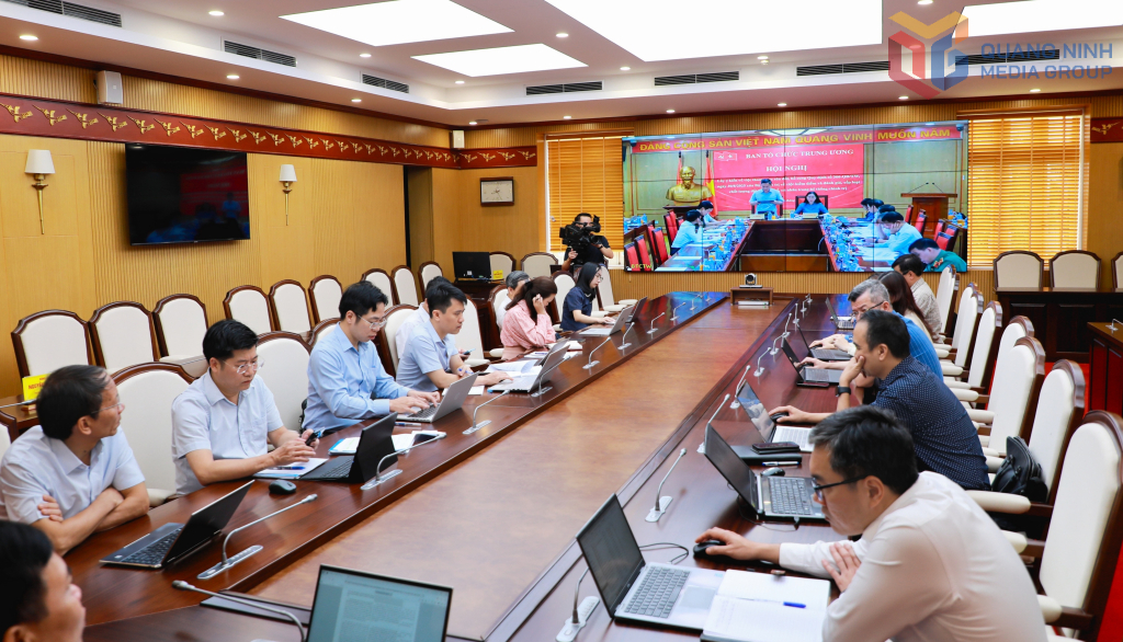 Các đại biểu tại điểm cầu Quảng Ninh nghe và cho ý kiến tham gia vào dự thảo sửa đổi, bổ sung Quy định số 366-QĐ/TW của Bộ Chính trị.