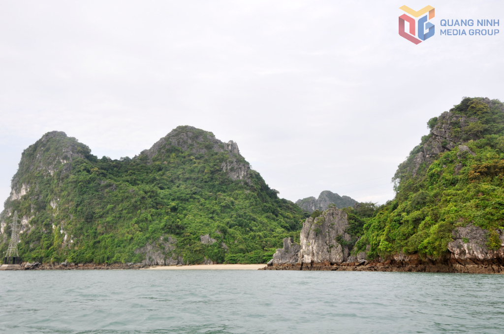 Bãi tắm Cái Lim là một điểm đến trong hành trình tham quan vịnh Bái Tử Long.