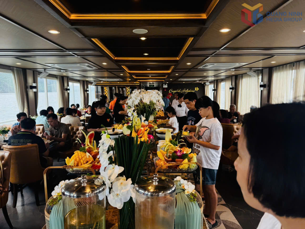 Du khách trải nghiệm dịch vụ ăn uống trên tàu du lịch Crystal Holidays.