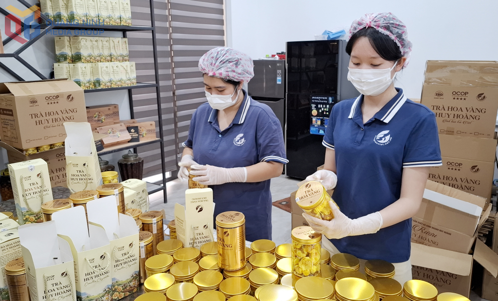 Tem truy xuất nguồn gốc được HTX Sản xuất và Kinh doanh Huy Hoàng dán trên sản phẩm trà hoa vàng nhằm minh bạch thông tin và nâng cao giá trị sản phẩm.