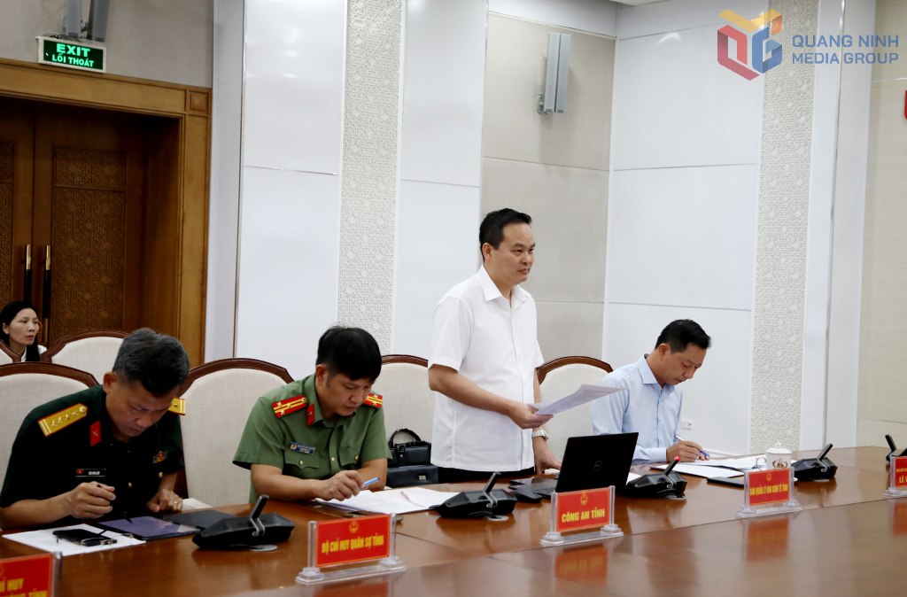 Đồng chí Trương Mạnh Hùng, Phó Trưởng Ban Quản lý KKT tỉnh, báo cáo tại buổi làm việc.