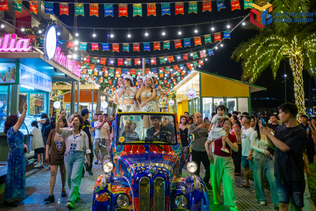 Không khí sôi động tại tổ hợp vui chơi về đêm ven biển Vui Fest (phường Bãi Cháy).