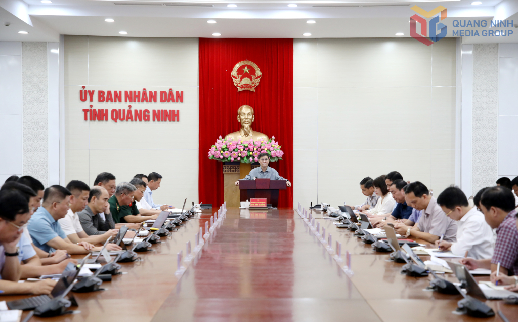 Đồng chí Bùi Văn Khắng, Phó Bí thư Tỉnh ủy, Chủ tịch UBND tỉnh phát biểu chỉ đạo tại buổi làm việc.