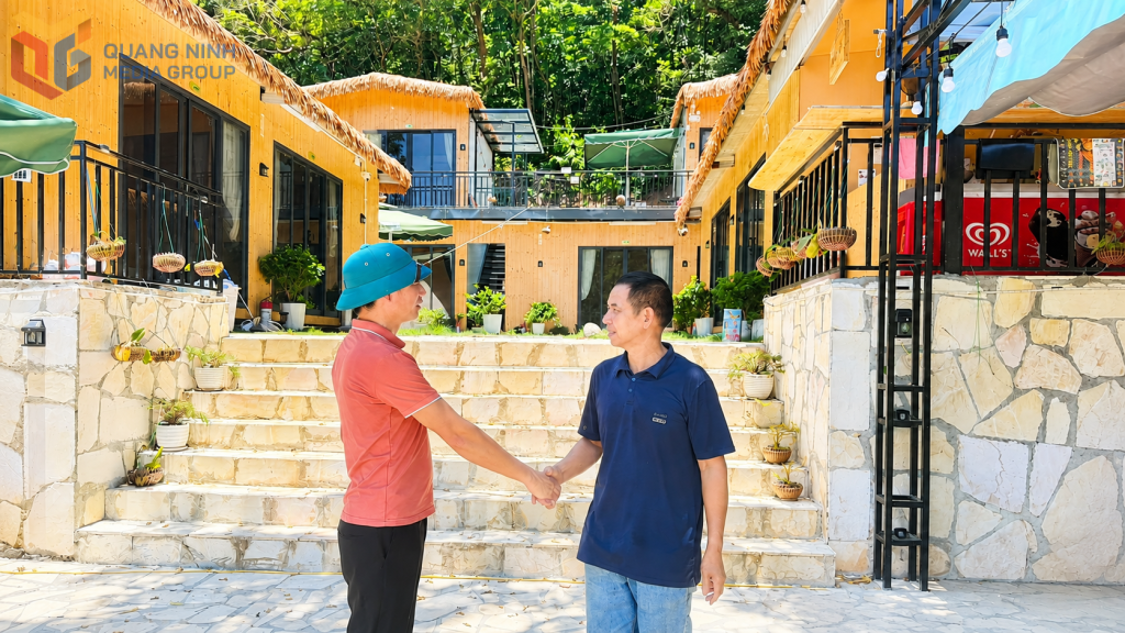 Ông Lê Văn Thắng, Trưởng thôn Cái Chiên (sau sáp nhập), động viên người dân phát triển du lịch, kinh doanh homestay trên địa bàn.