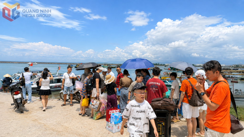 Du khách chờ lên xuồng sang đảo Cái Chiên trong ngày 11/7/2026.