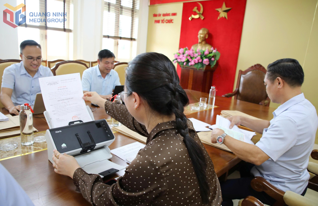 Cán bộ Ban Tổ chức Tỉnh ủy thực hiện quét, số hóa hồ sơ đảng viên.