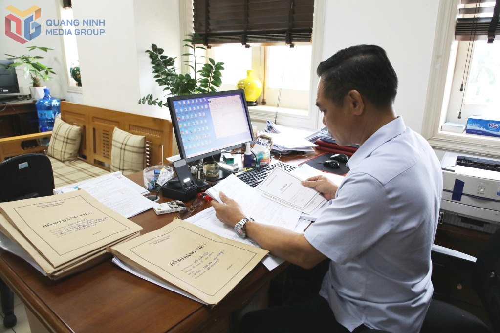Cán bộ Ban Tổ chức Tỉnh ủy cập nhập hồ sơ đảng viên điện tử.