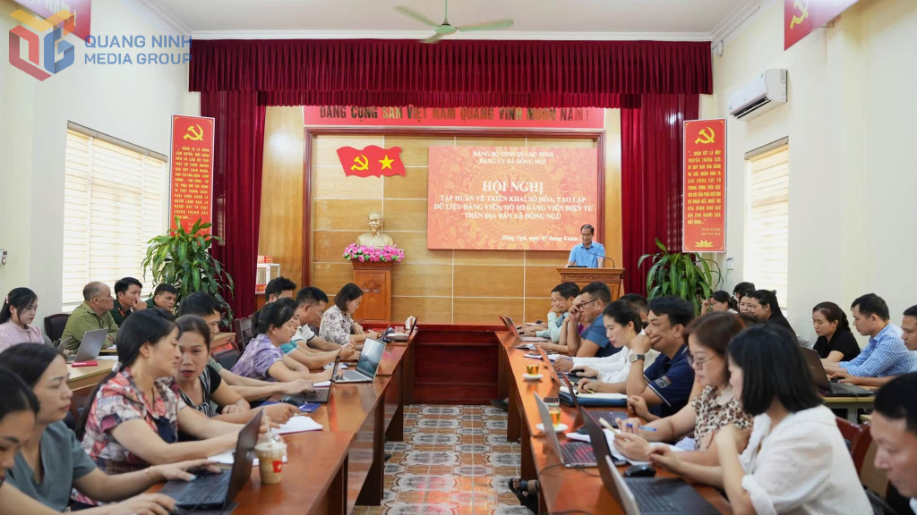 Xã Đông Ngũ tổ chức tập huấn, hướng dẫn triển khai thực hiện số hóa, tạo lập dữ liệu đảng viên, hồ sơ đảng viên điện tử. Ảnh: Trần Hoàn (CTV)