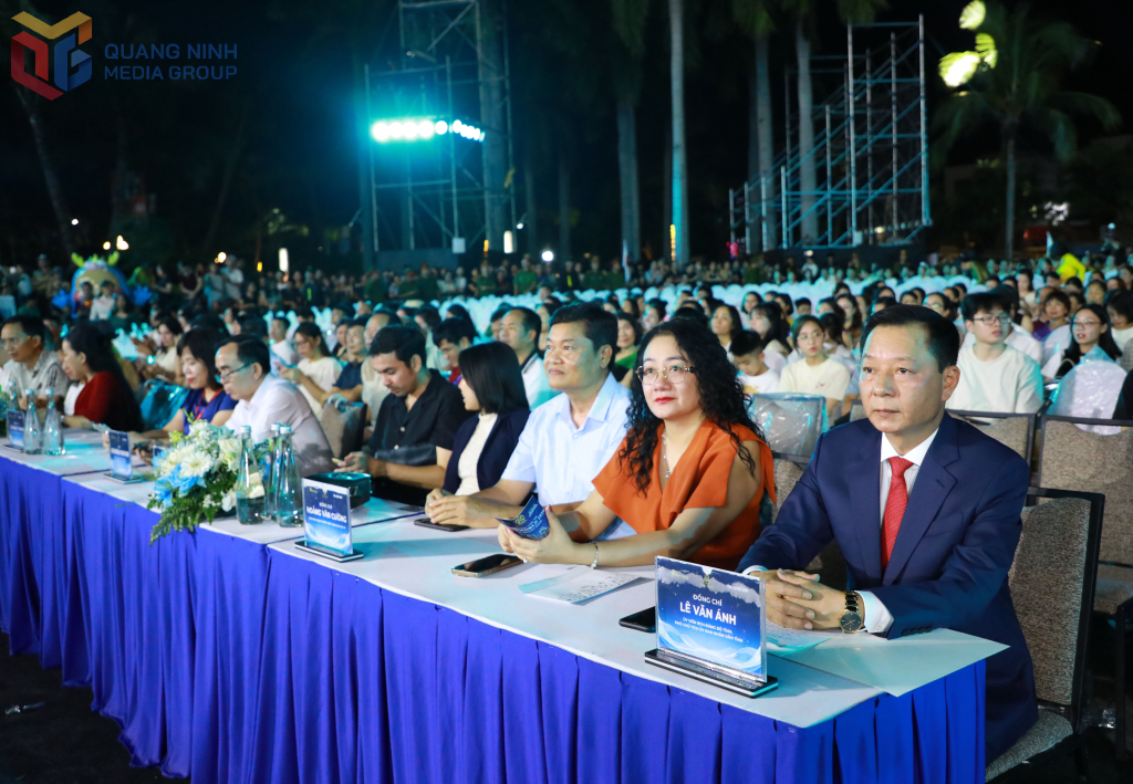 Các đại biểu, khách mời tham dự chương trình khai mạc.