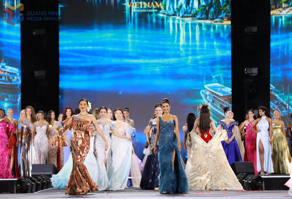Các thí sinh lộng lẫy, tự tin tỏa sáng trên sân khấu khai mạc Miss World 2026 trong trang phục dạ hội.