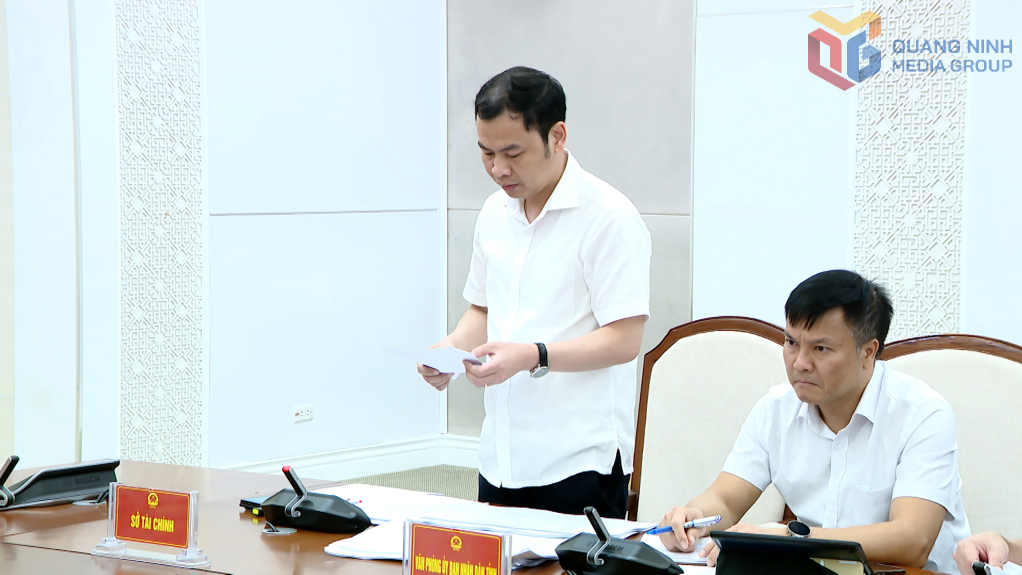Lãnh đạo Sở Tài chính báo cáo tại cuộc họp.
