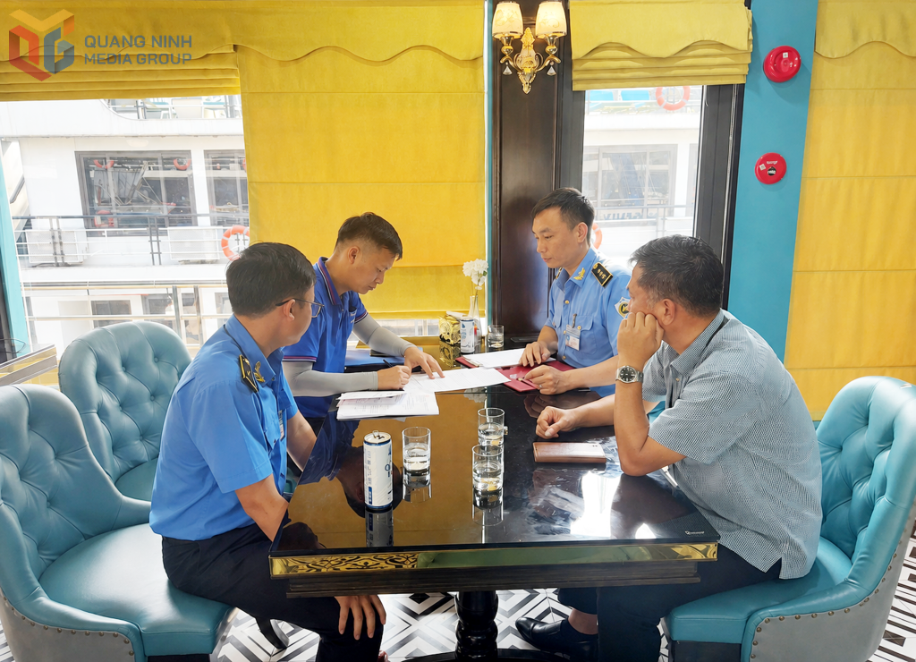 Lực lượng chức năng thường xuyên kiểm tra, giám sát đảm bảo an toàn cho các chuyến tàu du lịch.
