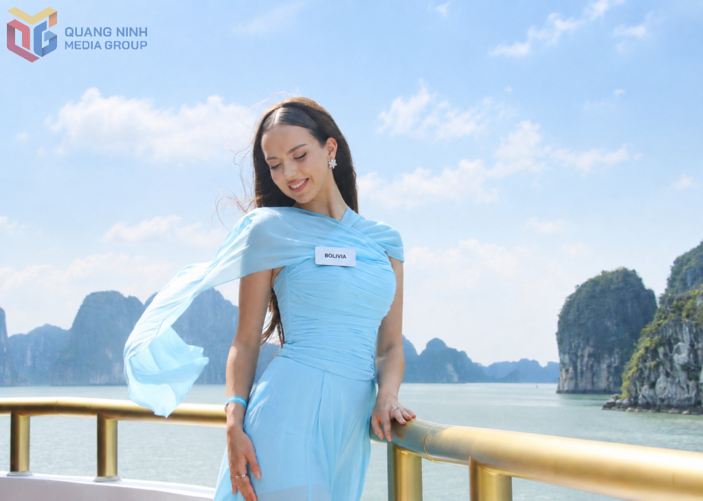 Mỗi góc trên vịnh Hạ Long đều có thể trở thành một khuôn hình đẹp, lưu giữ những khoảnh khắc rạng rỡ của các người đẹp.