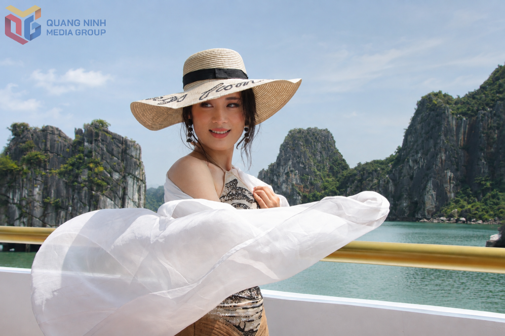 Các người đẹp hào hứng ghi lại hình ảnh khi du thuyền đi qua khu vực hòn Trống Mái và hòn Đỉnh Hương - hai biểu tượng nổi tiếng của vịnh Hạ Long.