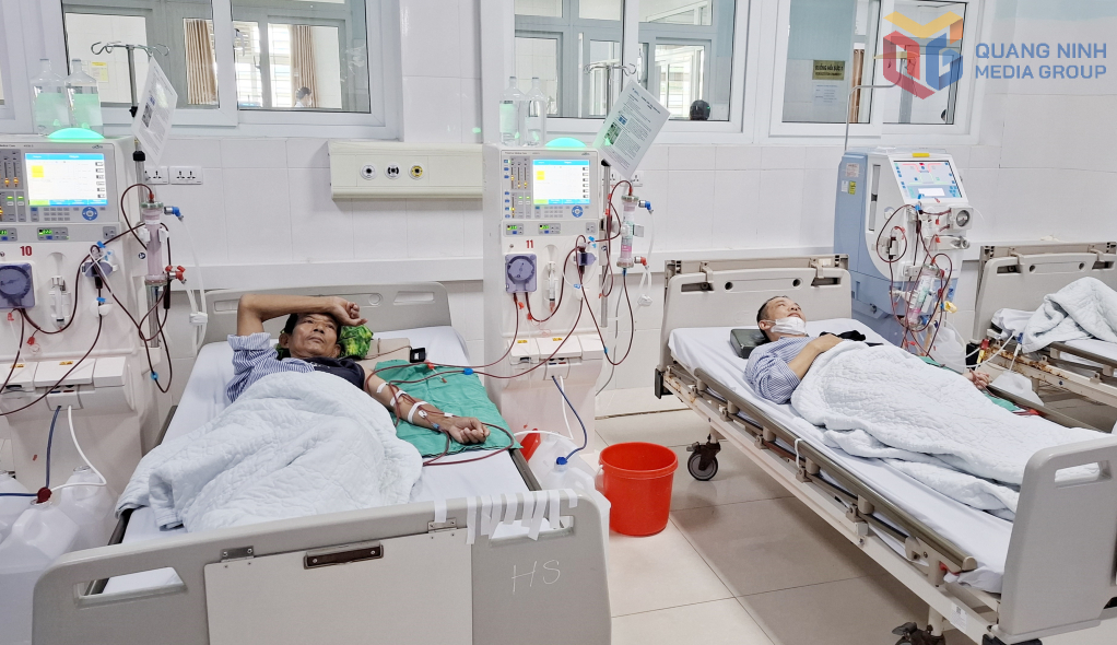 Ông Dương Doãn Thưởng (bên trái), trú tại khu phố Nguyễn Huệ 7, phường Đông Triều, đã có 5 năm chạy thận nhân tạo ở Bệnh viện Đa khoa khu vực Đông Triều.