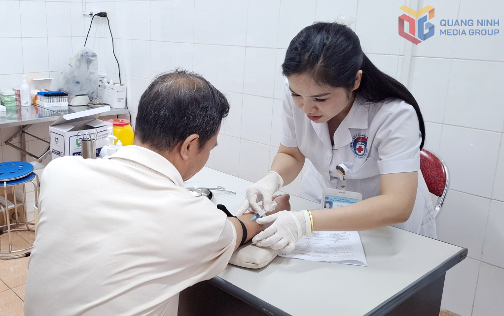 Thầy giáo Vũ Đức Kiên, Trường THCS Trần Quốc Toản (phường Uông Bí) kiểm tra sức khỏe định kỳ tại Trạm Y tế Uông Bí.