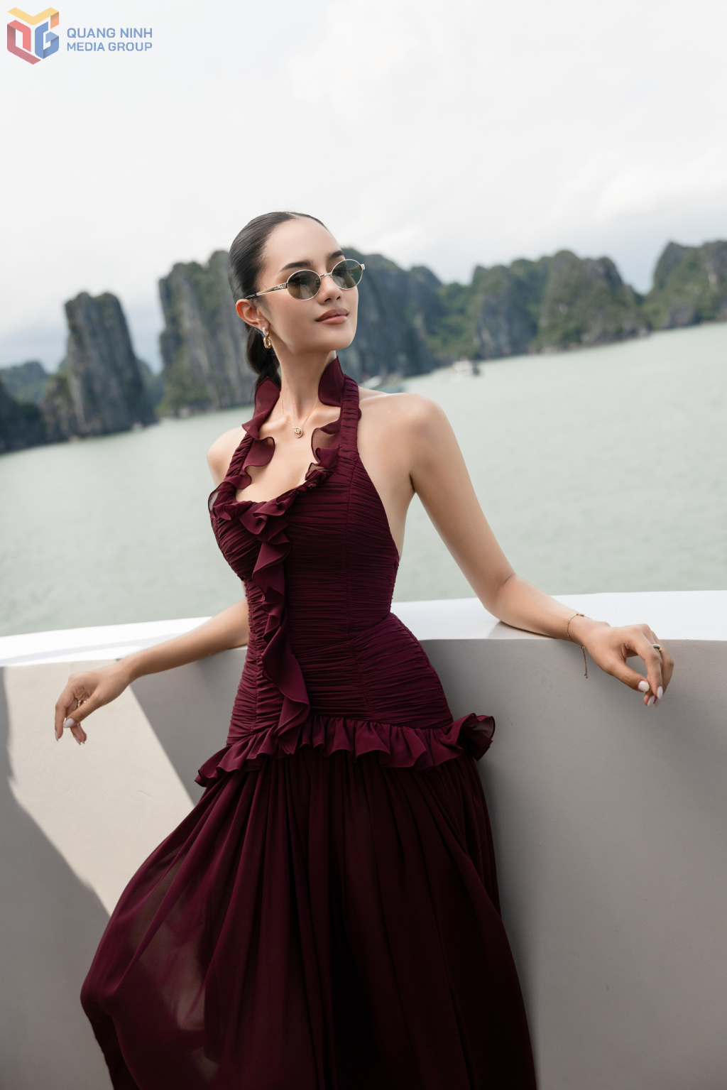 Đương kim Hoa hậu Thế giới 2025 Opal Suchata nổi bật trước vẻ đẹp thơ mộng, kỳ vĩ của vịnh Hạ Long.