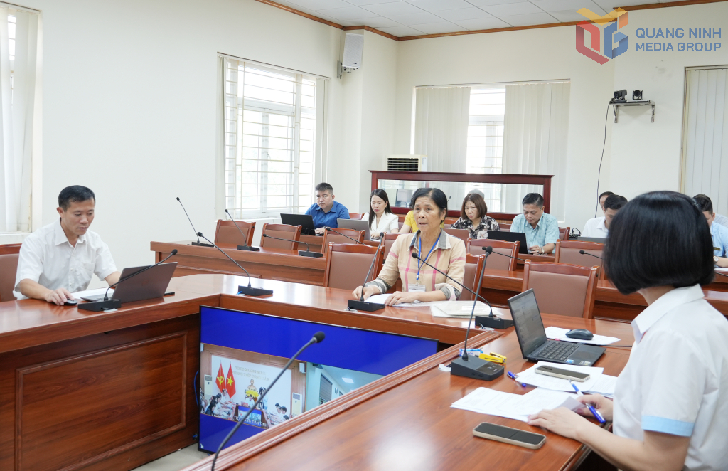 Công dân kiến nghị tại buổi tiếp.