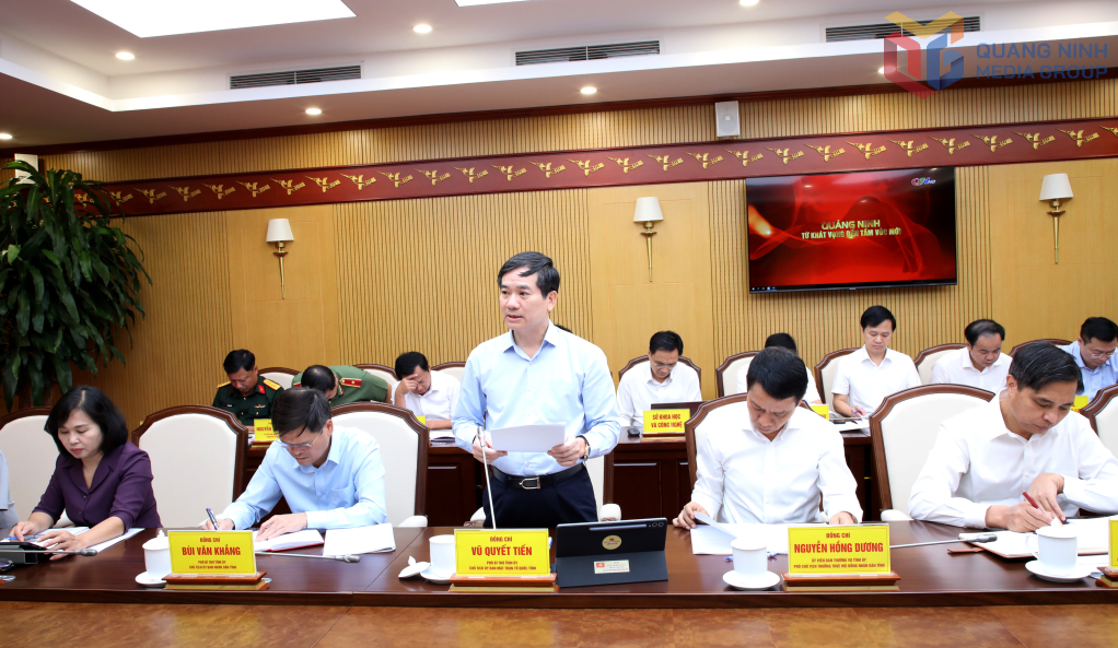 Đồng chí  Vũ Quyết Tiến, Phó Bí thư Tỉnh ủy, Chủ tịch Ủy ban MTTQ tỉnh, báo cáo tại buổi làm việc.