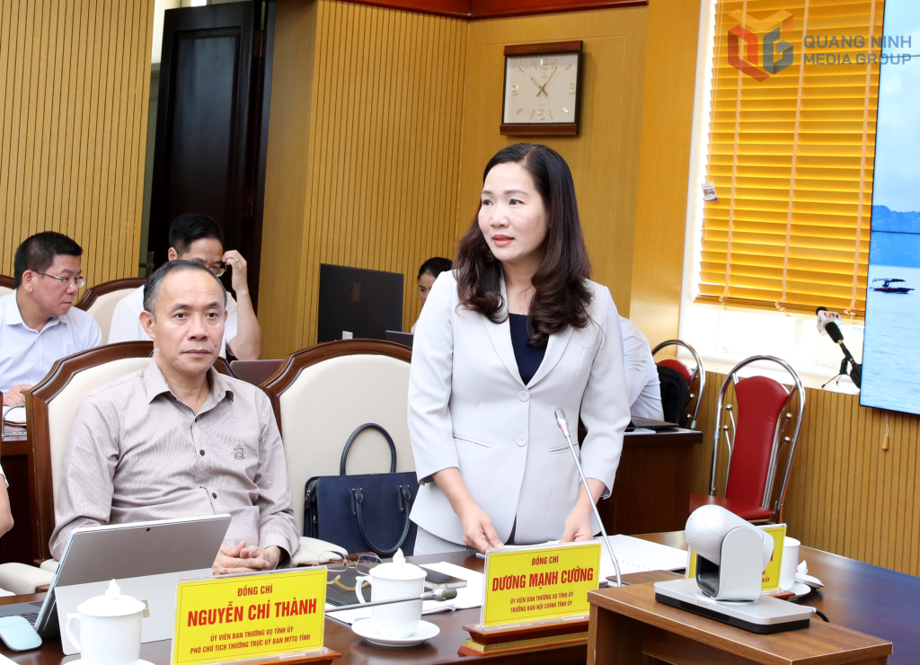 Đồng chí Nguyễn Thị Hạnh, Trưởng Ban Tuyên giáo và Dân vận Tỉnh ủy, báo cáo tại buổi làm việc.